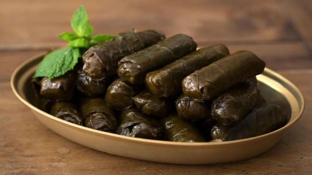 طرز تهیه دلمه برگ مو با بلغور برای ۵ نفر طرز تهیه دلمه برگ مو با بلغور