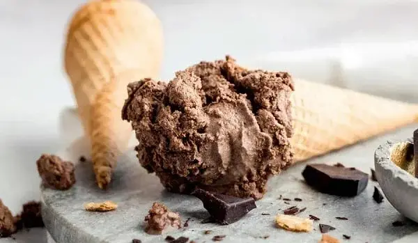 طرز تهیه بستنی شکلاتی برای ۴ نفر بستنی شکلاتی